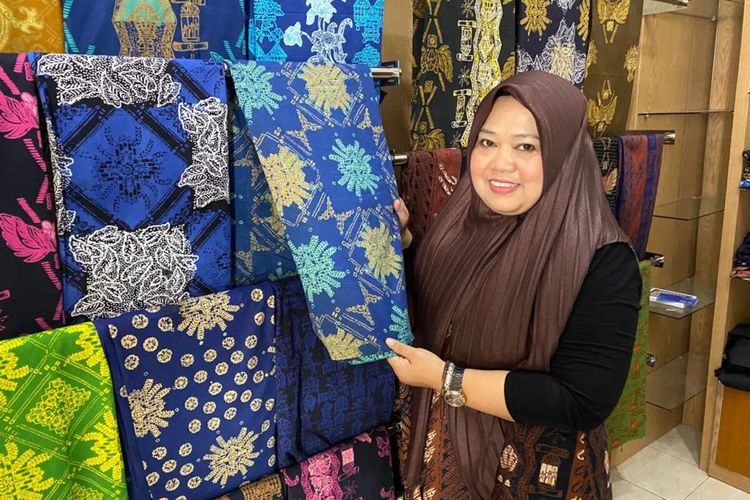 Guru SD di Lebak, Umsaroh nenjadi pengerajin batik yang memiliki omzet 150 juta rupiah perbulan.