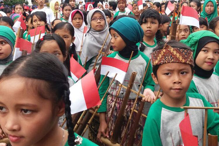 Memperingati Hari Angklung Sedunia, 6.000 pemain angklung menggelar pesta angklung di Kantor Gubernur Jawa Barat, Gedung Sate, Bandung, Jawa Barat, Minggu (19/11/2017). 
