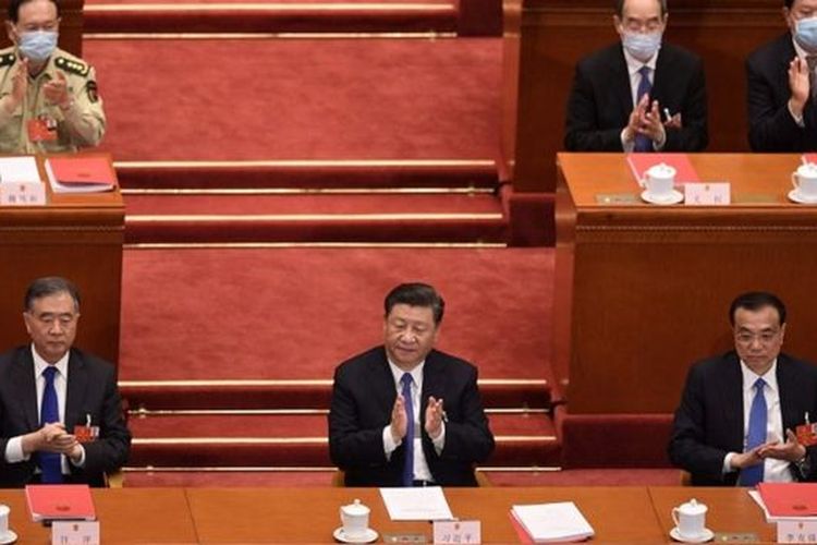 Presiden Xi Jinping bertepuk tangan setelah UU disahkan.