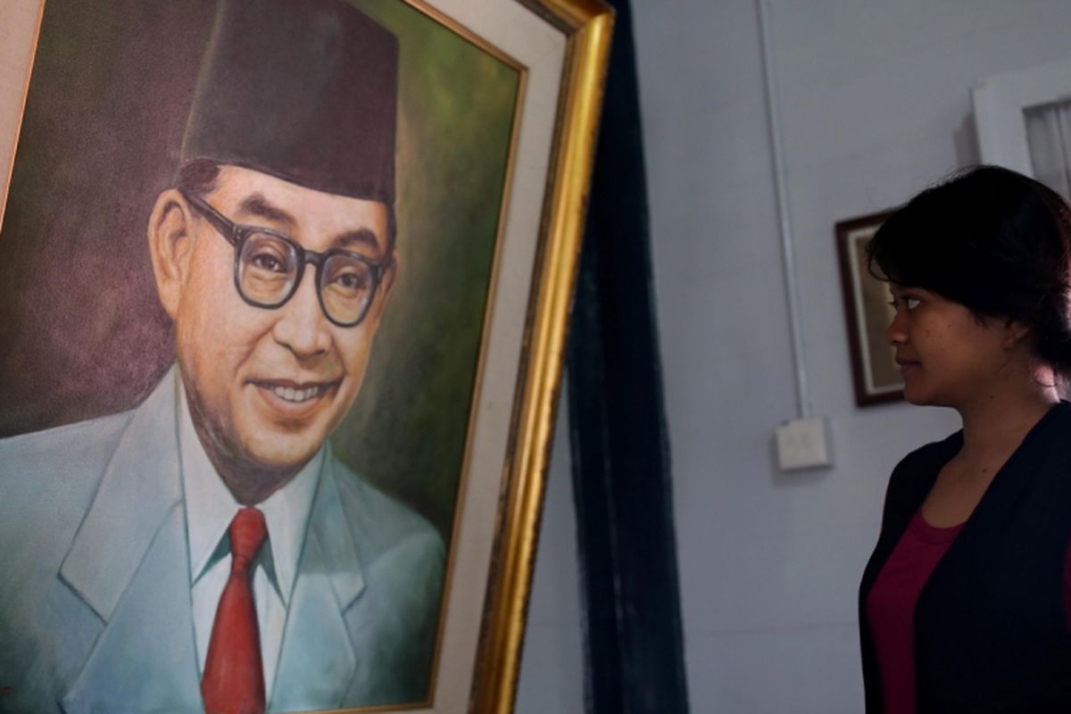 Suasana pengunjung di Museum Rumah Kelahiran Bung Hatta di Jl. Soekarno Hatta No.37, Bukittinggi, Sumatera Barat, Minggu (30/4/2017). Pengunjung dapat melihat silsilah keluarga Bung Hatta lewat dokumentasi dan informasi yang dipajang di pigura, serta untuk mengunjungi rumah kelahiran Bung Hatta tak dipugut biaya alias gratis, buka setiap hari dari Senin sampai Minggu dari pukul 08.00-18.00.