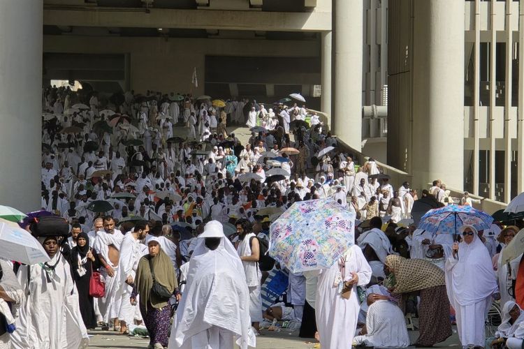 Jemaah haji dari seluruh dunia memenuhi jamarat, tempat lempar jumrah di Mina, Saudi Arabia, Minggu (16/6/2024).