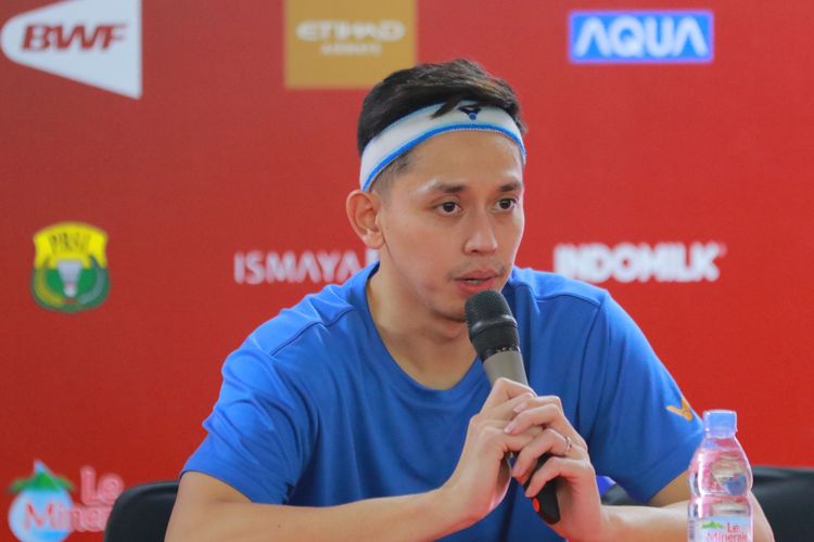 Muhammad Rian Ardianto berbicara kepada media usai kemenangan atas ganda putra Denmark, Daniel Lundgaard/Mads Verstergaard, di Indonesia Open 2025 pada Rabu (4/6/2025).