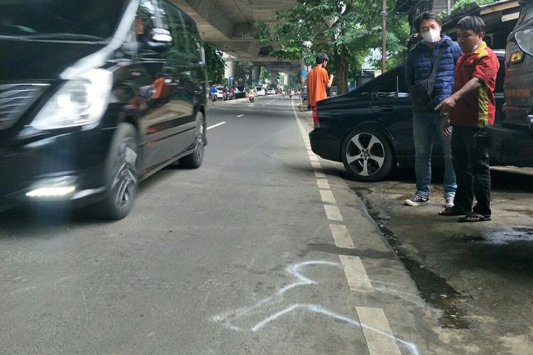 Seorang pejalan kaki, AK (45) tewas setelah menjadi korban tabrak lari oleh pengendara mobil di Jalan di Jalan Raya Pangeran Antasari tepatnya dekat Gang Asem Dua, Cilandak, Jakarta Selatan, Senin (1/11/2021).