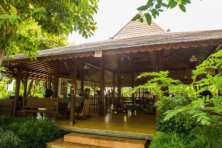 Tempat makan dekat Pantai Seminyak bernama Mades Warung Berawa, Bali.