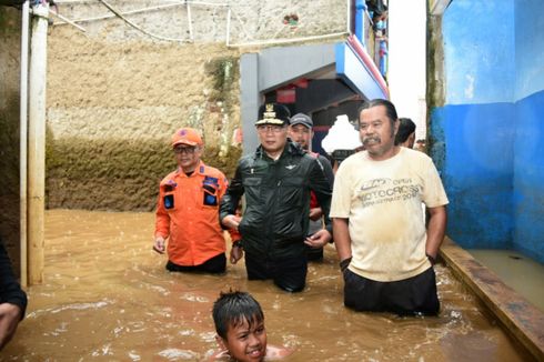 Usai Temui Korban Longsor Bogor, Ridwan Kamil Tinjau Lokasi Banjir Bandung