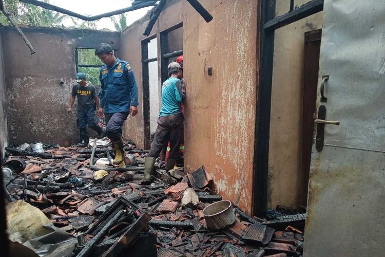 Tiga rumah milik Lansia di Sumedang ludes terbakar, Selasa (17/10/2023). Dok. Pemerintah Desa Sukaluyu/KOMPAS.com
