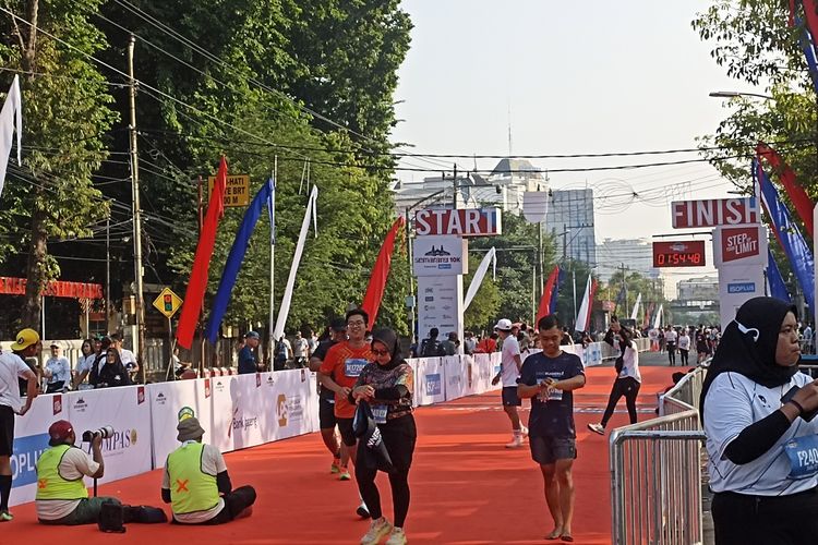 Sejumlah pelari di event Semarang 10K sampai di lokasi finis depan Balai Kota Semarang, Jawa Tengah.