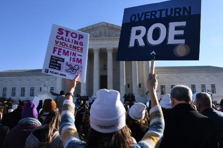 Para pendukung hak aborsi dan pengunjuk rasa anti-aborsi berdemonstrasi di depan Mahkamah Agung AS di Washington, DC, AS, Rabu (1/12/2021).