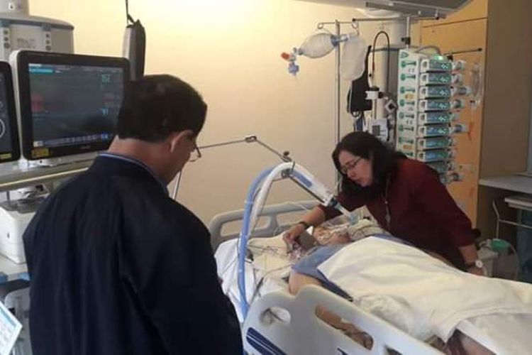 Sambil didampingi Wali Kota Ambon dan istrinya, Wakil Wali Kota Ambon mencium tangan istrinya Iffa Karlina Syarif yang meninggal dunia di sebuah rumah sakit di Kota Amsterdam, Belanda, Senin (10/6/2019)
