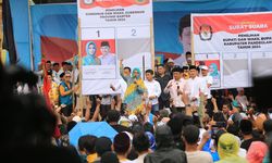 Sambil Hujan-hujanan, Ulama dan Massa Lantunkan Doa dan Salawat untuk Kuatkan Airin-Ade