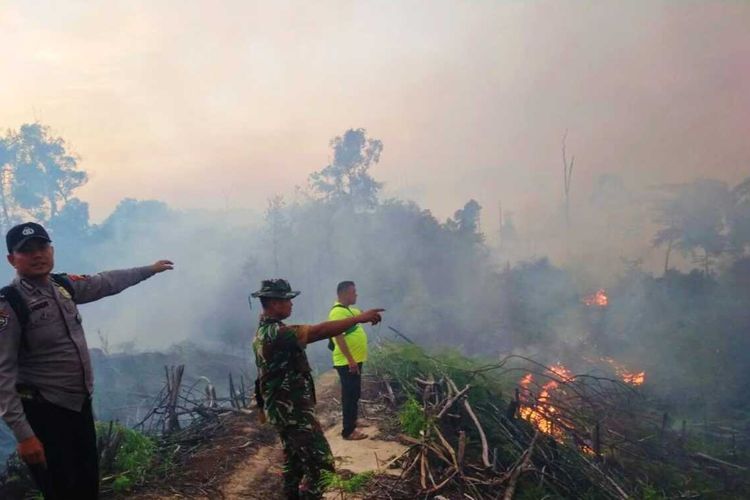 Prajurit TNI bersama kepolisian, BPBD Rohul dan perangkat desa saat menemukan titik api karhutla di areal perbukitan di Desa Danau Sati, Kecamatan Rambah Samo, Kabupaten Rohul, Riau, Minggu (27/3/2022).