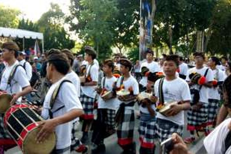 Gong Beleganjur mengiringi aksi damai May Day di Lapangan Renon Denpasar, Minggu (1/5/2016)