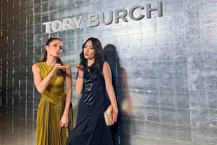 Potret Cinta Laura dan Natasha Wilona yang hadir di gelaran New York Fashion Week 2024.