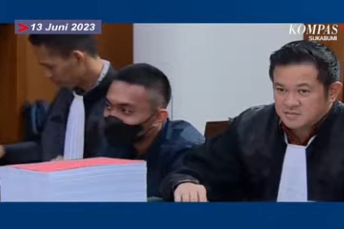 Mario Dandy Satriyo (20) tertawa saat mendengarkan saksi Natalia Puspita Sari di Pengadilan Negeri Jakarta Selatan, Selasa (13/6/2023).