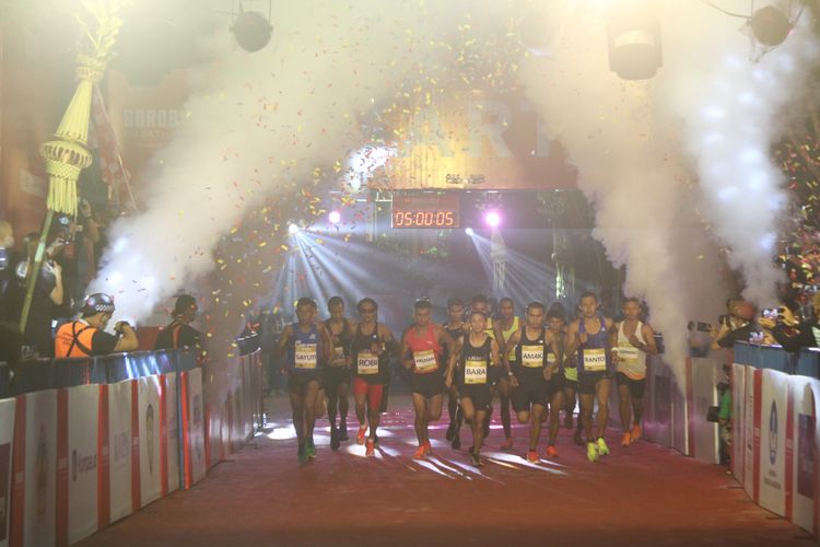 17 pelari mulai berlomba dalam Elite Race Borobudur Marathon 2020, Minggu (15/11/2020) pagi WIB di kawasan Candi Borobudur, Magelang.