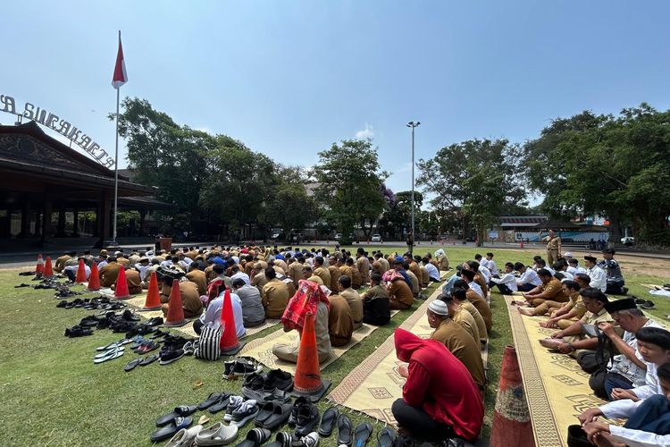 Prihatin Peristiwa Kebakaran hingga Erupsi, Wali Kota dan ASN Solo Gelar Shalat Istisqa