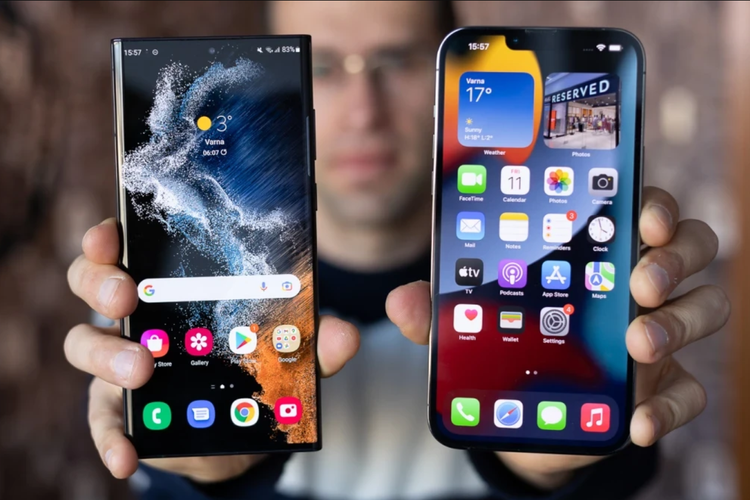 Ilustrasi iPhone vs Samsung.
