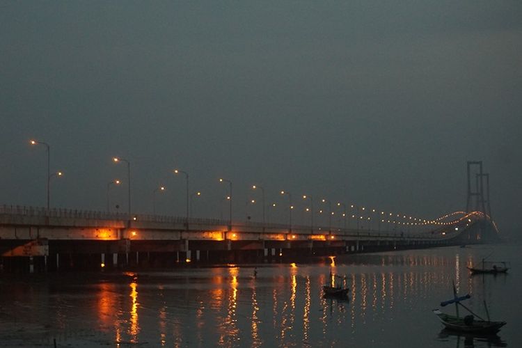 Jembatan Suramadu pada petang hari