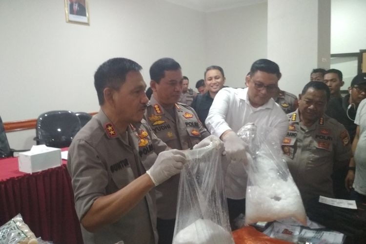 Kapolda Sulsel Irjen Pol Mas Guntur Laupe (kanan) saat rilis kasus narkoba 5 kg di Aula Biddokkes Polda Sulsel, Senin (9/12/2019).