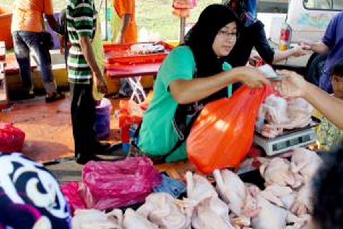 Harga kebutuhan pokok yang melonjak tinggi membuat kaum perempuan kelimpungan mengatur uang belanja.