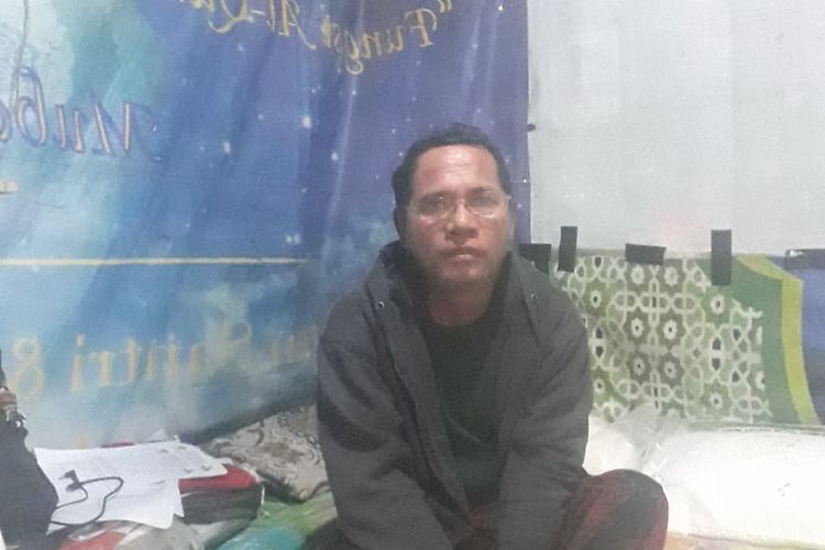 Pak guru Ahmad Nurdin ketika ditemui Kompas.com di kediamannya. Ia sempat diancam dengan pedang dan motornya dibakar pada Senin (13/1/2025).