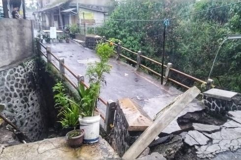 Sukabumi Diguyur Hujan Deras, Belasan Rumah Terendam Banjir dan 2 Jembatan Ambles