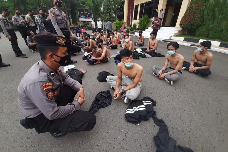 Polda Banten mengamankan 75 orang saat berunjuk rasa di depan Kantor Gubernur Banten