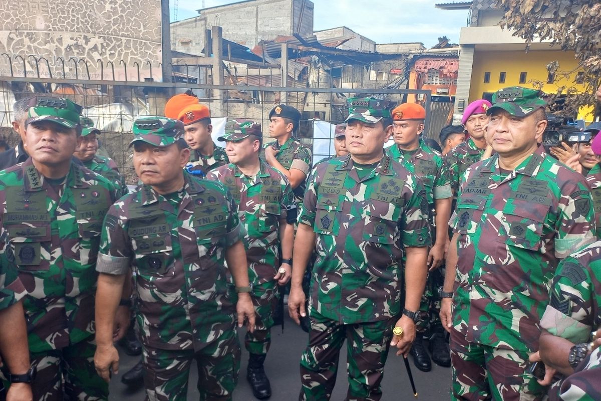 Panglima TNI Laksamana Yudo Margono bersama tiga kepala staf angkatannya meninjau lokasi kebakaran Depo Pertamina Plumpang, Jakarta Utara, pada Senin (6/2/2023).
