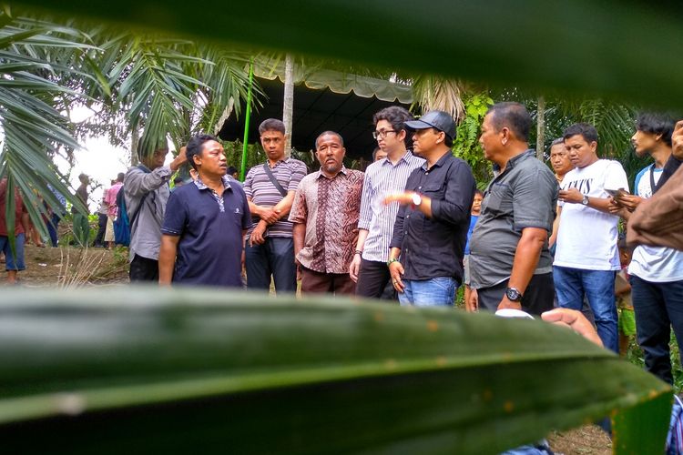 Anak hakim PN Medan, Jamaludin (55), Rajif (tengah dan berkacamata) datang dan melihat lokasi penemuan mayat ayahnya di dalam mobil di jurang kebun sawit di Dusun II Namo Bintang, Desa Suka Dame, Kecamatan Kutalimbaru, Deli Serdang, pada Kamis (16/1/2020). Menurutnya, JP sering ke rumahnya bermain dam batu.