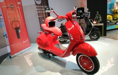 Vespa 946 Christian Dior 2023 Harga OTR, Promo November, Spesifikasi &  Review