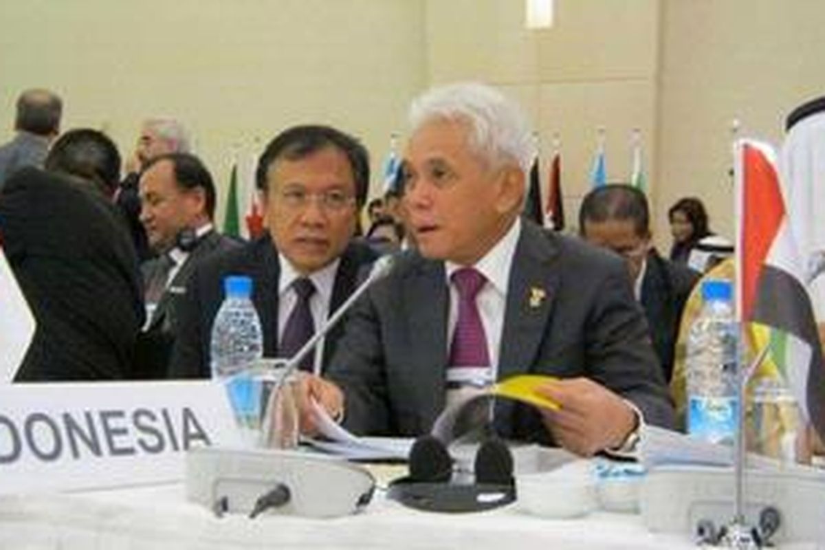Indonesia menghadiri pertemuan Tingkat Menteri dalam Standing Committee for Economic and Commercial Cooperation (COMCEC) ke-26, Organisasi Konferensi Islam (OKI) pada 7-8 Oktober 2010. Hadir mewakili Indonesia adalah Menteri Koordinator Perekonomian Hatta Rajasa (kanan) dan Sekretaris Kabinet Dipo Alam (kiri) di Istanbul Congress Center, Istanbul, Turki, Kamis (7/10/2010). Dalam kesempatan ini, Indonesia memperjuangkan diri untuk menjadi pusat riset tanaman pangan untuk semua negara OKI. Isu lain yang berkembang adalah menunggu keputusan tentang pemberlakukan sertifikat halal versi OKI. (Kompas/ Orin Basuki)  