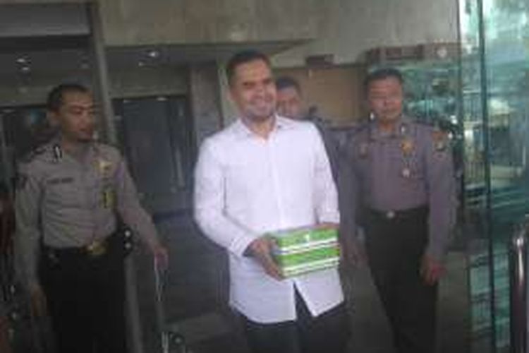 Pedangdut Saipul Jamil menenteng nasi kotak usai diperiksa KPK, Kamis (21/7/2016).