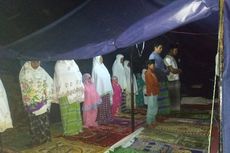 Korban Gempa Lombok Timur, Salat Tarawih di Tenda Darurat