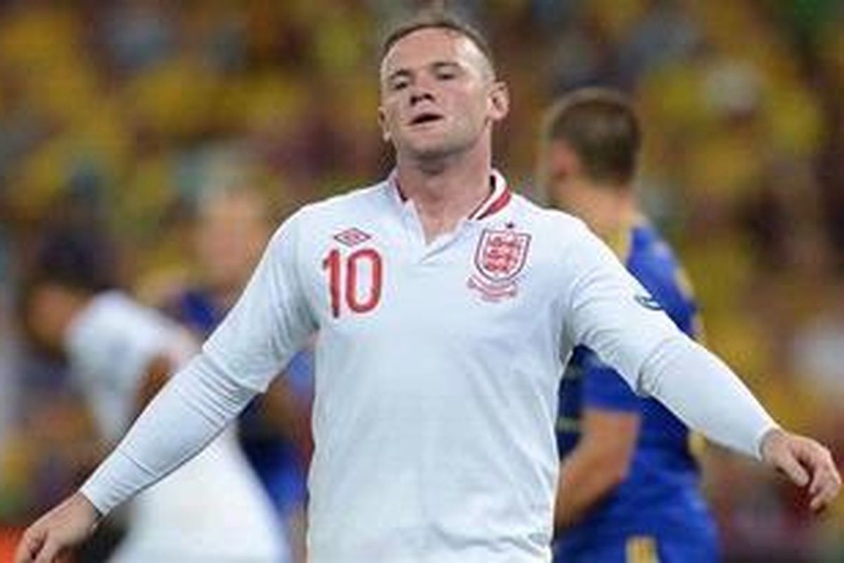 Reaksi bomber Inggris Wayne Rooney seusai gagal memanfaatkan umpan lambung di depan gawang Ukraina dalam pertandingan terakhir Grup D di Stadion Donbass Arena, Donetsk.