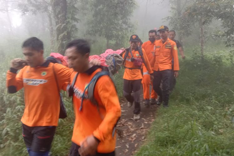 Evakuasi pendaki asal Tangerang, Banten, yang meninggal dunia karena hipotermia di Gunung Lawu, Karanganyar, Jawa Tengah, Senin (28/2/2022).