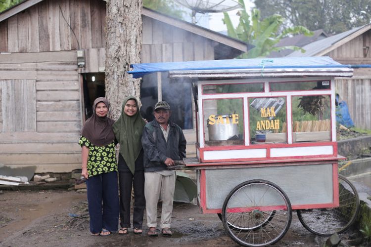 Roza Febria Diniah Putri peraih beasiswa Bidikmisi jalur SNMPTN 2019 di Kedokteran Hewan UGM bersama kedua orangtua, Suryadi dan Desmaiti.