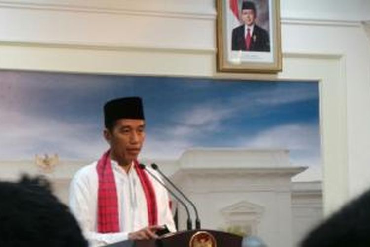 Seusai bertemu dengan Presiden Susilo Bambang Yudhoyono, Jumat (27/12/2013), Gubernur DKI Jakarta Joko Widodo (Jokowi) melayani permintaan para wartawan yang ingin berfoto dengannya. 