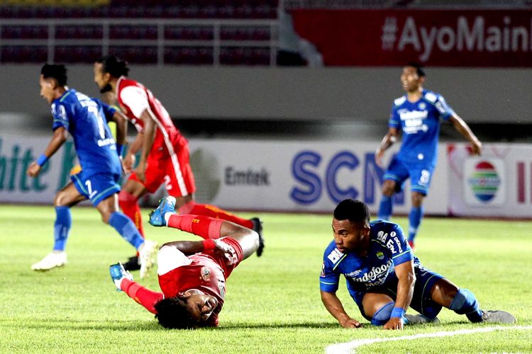 Pemain Persib Bandung Ardi Idrus melihat pemain Persija Jakarta Braif Fatari yang sedang kesakitan pada laga final leg kedua Piala Menpora 2021 yang berakhir dengan skor 1-2 di Stadion Manahan, Solo, pada Minggu (25/4/2021) malam WIB.