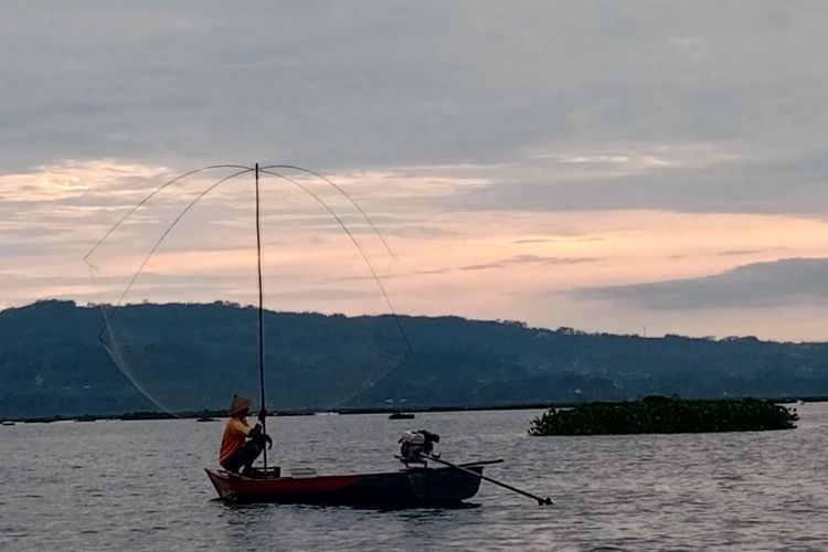 Dilarang Beli Pertalite Pakai Jerigen, Nelayan Rawa Pening Kesulitan Bahan Bakar