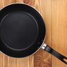 Cara Atasi Wajan yang Lengket Saat Dipakai Masak