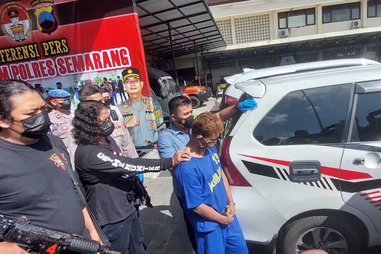 Sukriyanto disamping mobil yang dibeli dengan uang hasil pencurian.