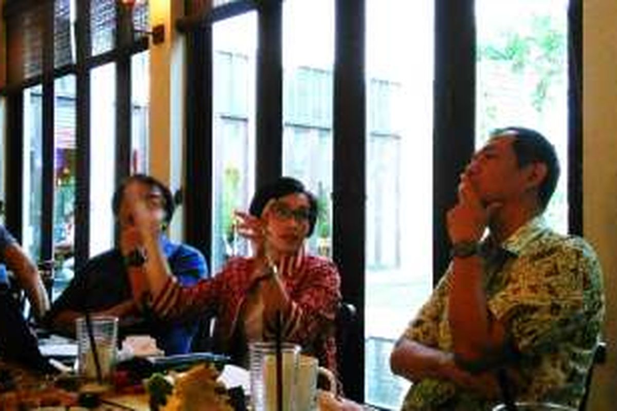 Direktur Eksekutif Yayasan Danamon Peduli, Restu Pratiwi (tengah) dalam diskusi dengan media di Resto Seribu Rasa Menteng, Jakarta, Selasa (1/11/2016).