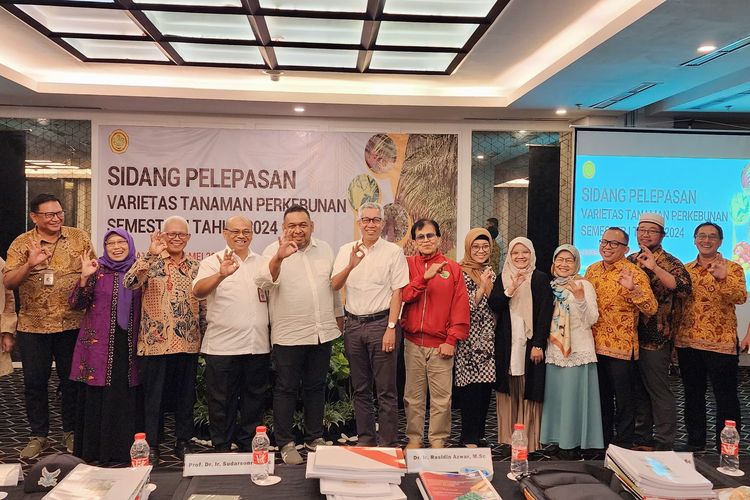 Dirjen Perkebunan Andi Nur Alam Syah bersama para tim peneliti varietas saat melakukan foto bersama usai mengikuti acara Sidang Pelepasan Varietas Tanaman Perkebunan Tahun 2024 di Surabaya, Rabu (15/5/2024). 