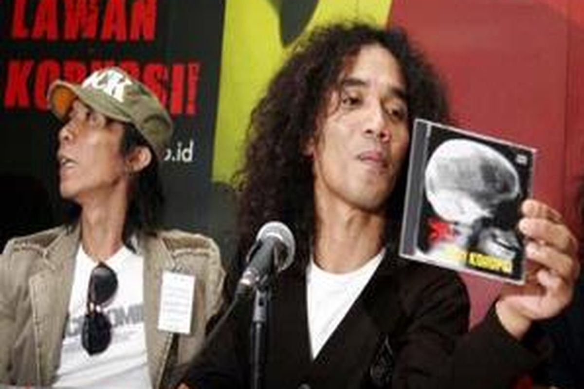 Kaka (kanan) dan Bimbim, dua personel Slank, ketika menyerahkan album <i>Anti Korupsi</i> di kantor Komisi Pemberantasan Korupsi di Jakarta, 24 Maret lalu. 