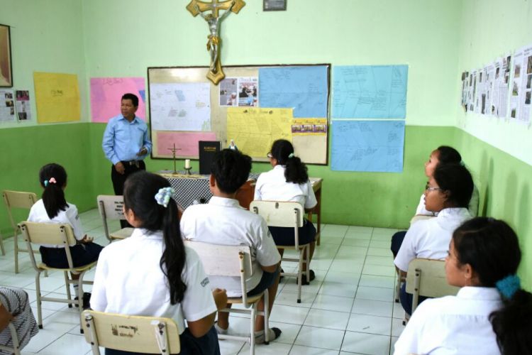 Walau siswa bergama Hindu hanya dua orang, Pemerintah Purwakarta tetap menyediakan tempat ibadah di sekolah. Bahkan, ruangan untuk penganut Kristen dan Katolik dibuat terpisah.