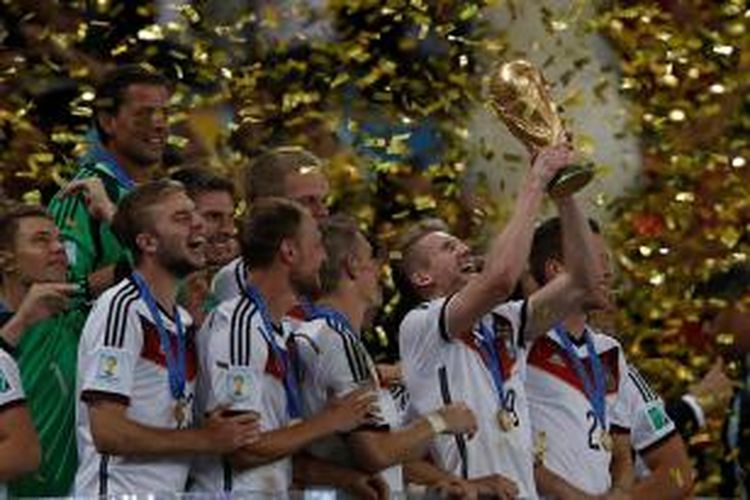 Para pemain Jerman saat mengangkat trofi Piala Dunia 2014 seusai mengalahkan Argentina 1-0 pada partai final di Stadion Maracana, Minggu (13/7/2014). 