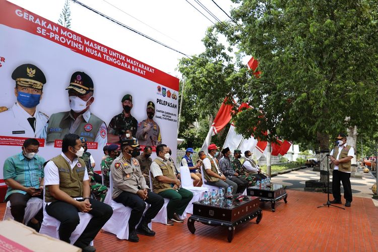 Upacara peluncuran Gerakan Mobil Masker untuk Masyarakat di depan Kantor Gubernur NTB, Kamis (11/11/2021).