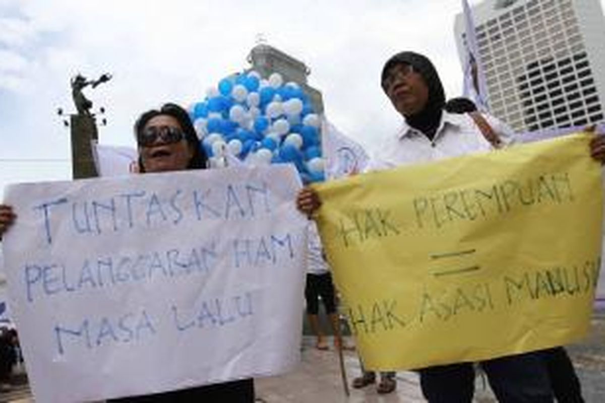 Puluhan orang pengurus Badan Advokasi Hukum (BAHU) Partai Nasional Demokrat (Nasdem) melakukan aksi di Bundara Hotel Indonesia, Senin (8/12/2014).