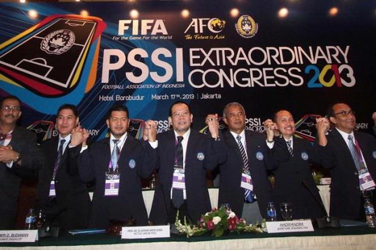 Para pengurus PSSI berjabat tangan usai menutup Kongres Luar Biasa PSSI, di Hotel Borobudur, Jakarta, Minggu (17/3/2013).