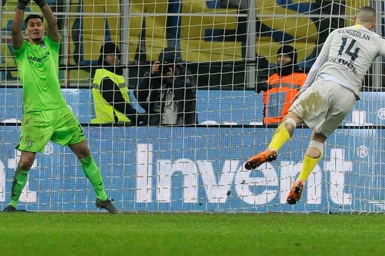 Thomas Strakosha berhasil menepis tendangan penalti Radja Nainggolan pada adu penalti babak perempatfinal Coppa Italia antara Inter Milan vs Lazio.